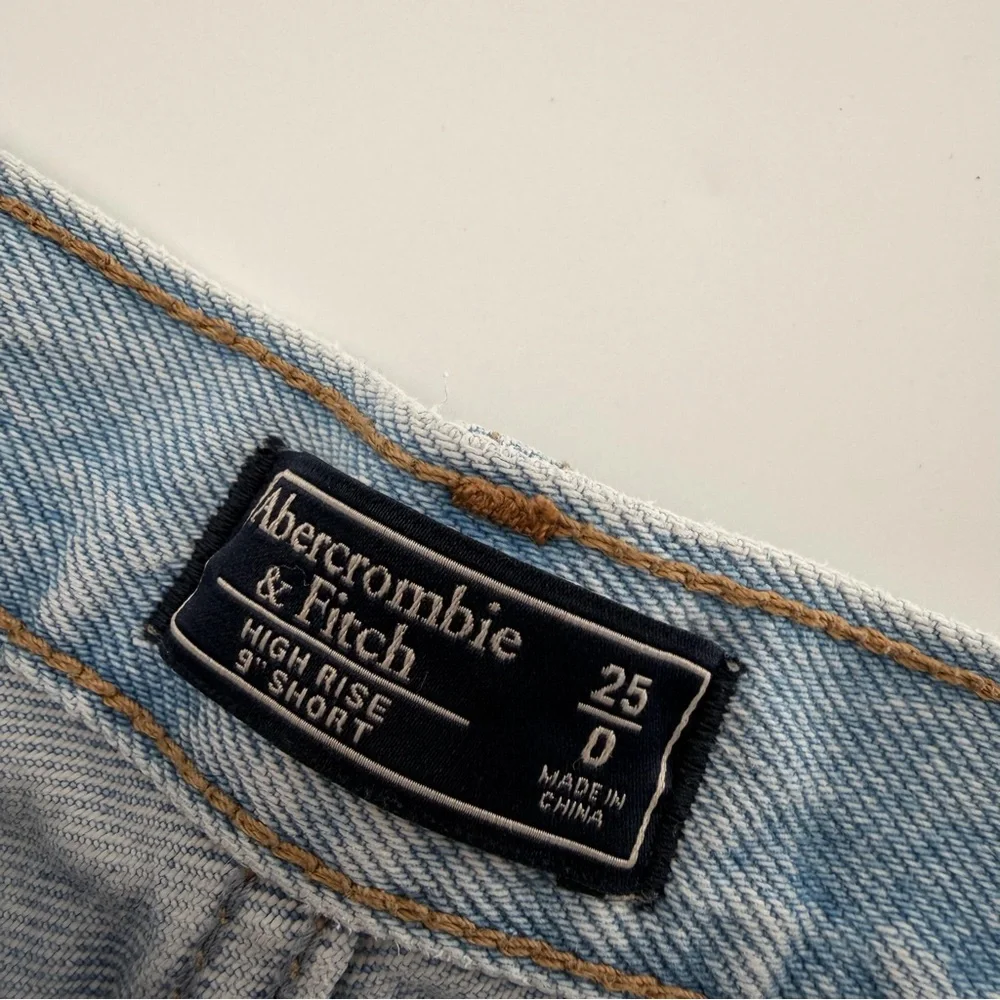 Abercrombie & Fitch High Rise 9” Short Women’s Light Wash Distressed Denim 0 - Picture 4 of 8